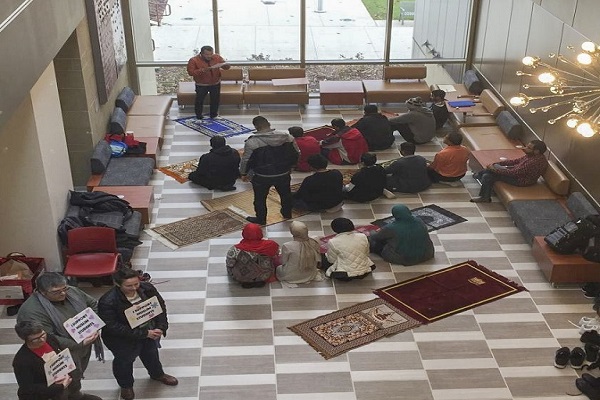 مجموعة طلابیة أمریکیة تواجه الإسلاموفوبیا بإقامتها الصلاة