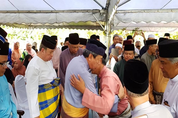 بالصور...وفاة خادم القرآن في ماليزيا 