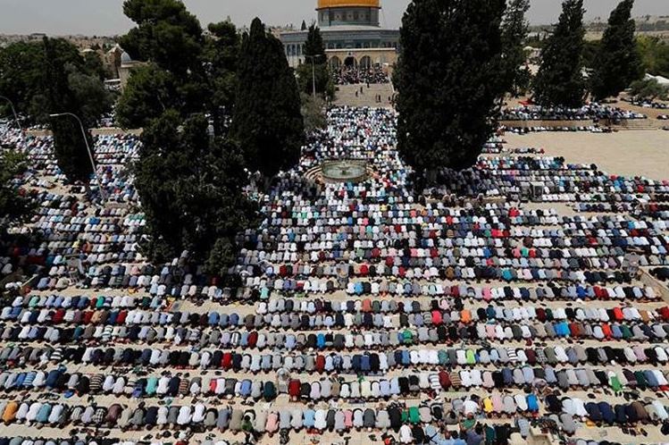 Al-Aqsa: decine di migliaia recitano preghiere nel secondo venerdì di Ramadan