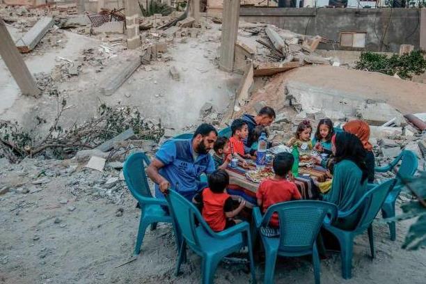 A tavola a Gaza davanti alla casa distrutta dalle bombe