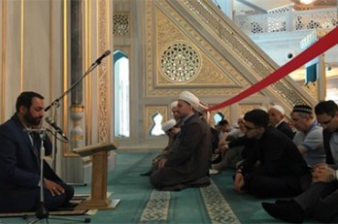Иранский чтец Корана выступил на общей пятничной молитве в Москве