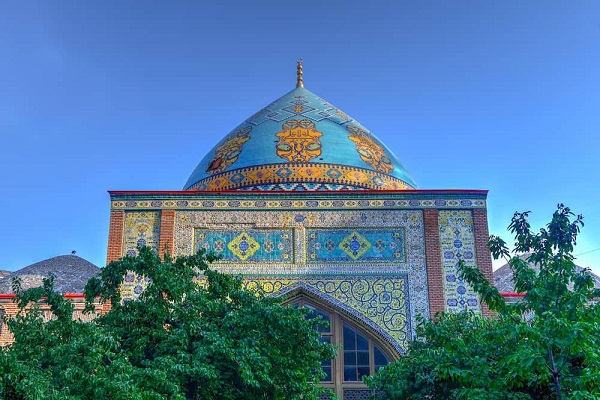 المسجد الأزرق؛ علامة على وجود المسلمين في الدولة المسيحية الوحيدة في غرب أسيا