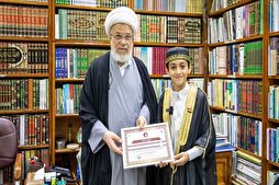 ممثل السيد السيستاني يكرّم القارئ "کرار لیث علي" لحصوله على المركز الأول في روسيا