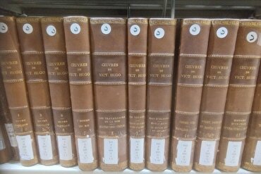 Irán: rara colección de obras de Victor Hugo conservada en la biblioteca de Astan Quds
