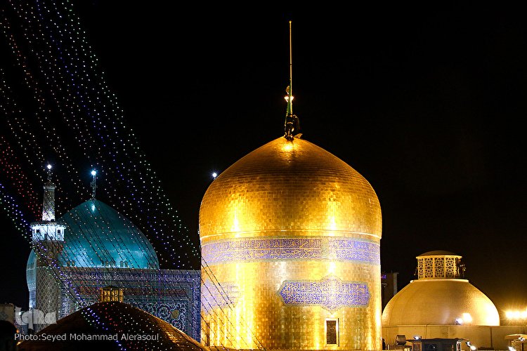 تعویض پرچم گنبد حرم امام رضا(ع)‎