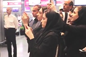 نماهنگ/ غافلگیری مسافران فرودگاه با پرچم متبرک آستان قدس رضوی