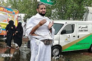 نیایش زائران زیر بارش رحمت الهی به روایت دوربین