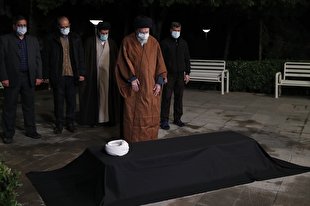 اقامه نماز رهبر معظم انقلاب بر پیکر آیت الله مصباح یزدی