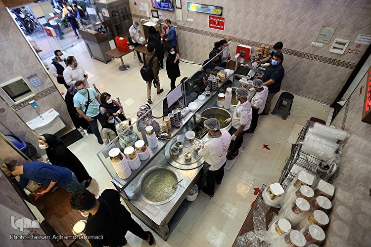 تکاپوی سفره افطار اولین شب ماه مبارک رمضان