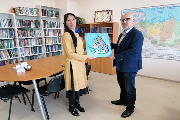 هنرمند روس نام دخت پیامبر(ص) را خوشنویسی کرد