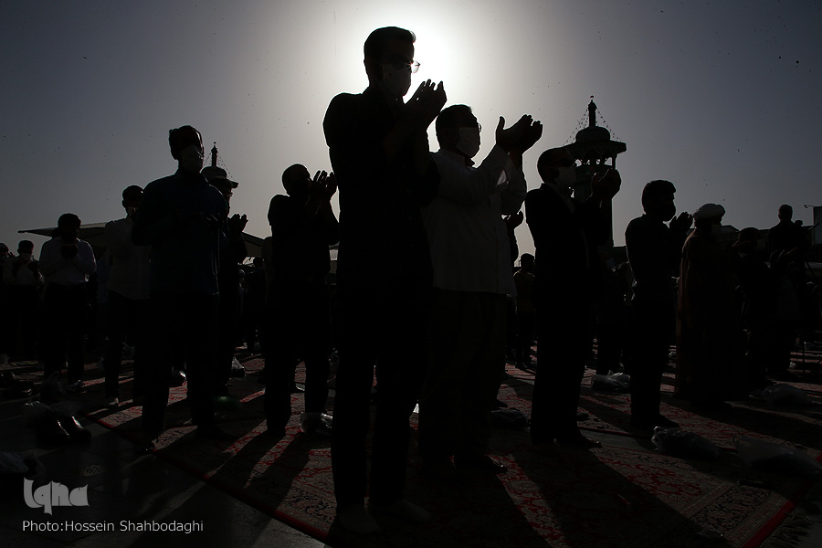 اقامه نماز عید فطر در حرم کریمه اهل بیت (س)