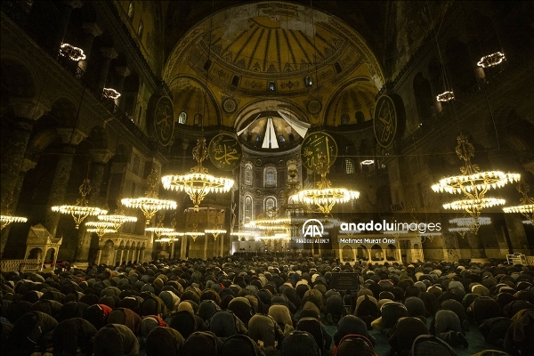 برگزاری مراسم بزرگداشت ولادت رسول اکرم (ص) در مساجد استانبول + عکس