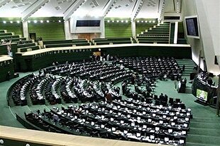 قیام نمایندگان به احترام قرآن در آغاز جلسه علنی امروز مجلس