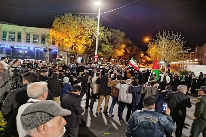 تجمع شبانه مردم تبریز در حمایت از حملات سپاه به رژیم اسرائیل + فیلم