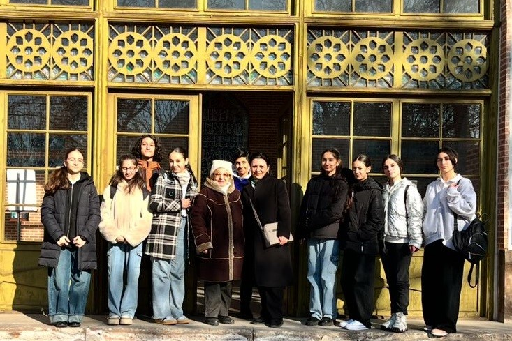 استقبال دانش‌آموزان ارمنی از ایرانشناسی در مسجد کبود ایروان