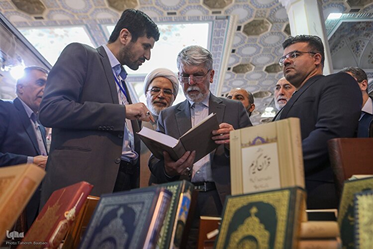 بازدید وزیر فرهنگ و ارشاد از نمایشگاه قرآن