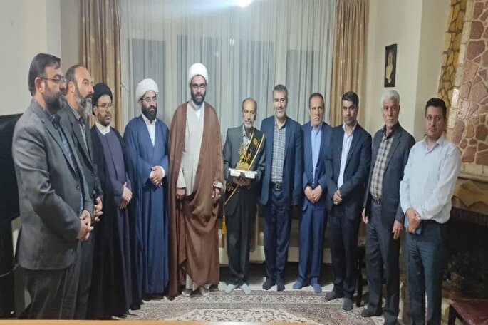 اعطای نشان «حبیب» به پیرغلام حسینی در بروجرد