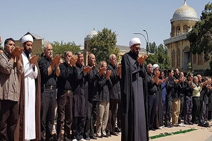 برگزاری نماز ظهر عاشورا در میدان امام خمینی(ره) همدان