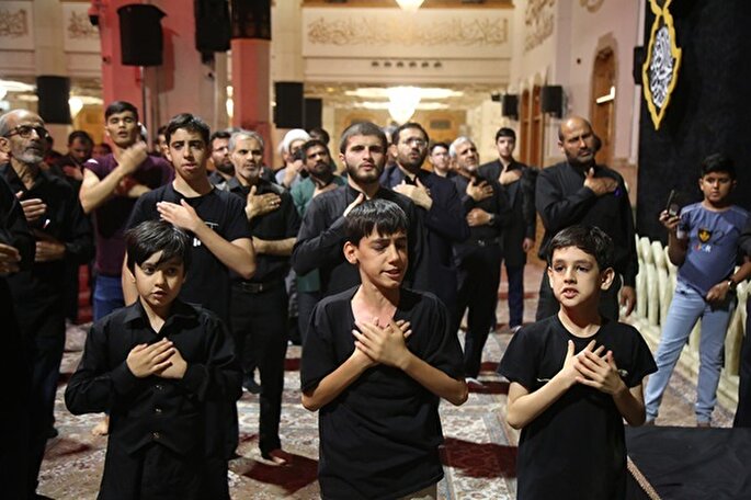 عزاداری زائران حرم بانوی کرامت در سوگ امام سجاد(ع)