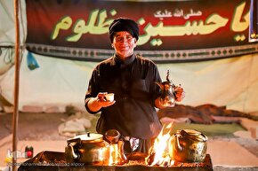 ما خادمان زوار حسين(ع) هستیم