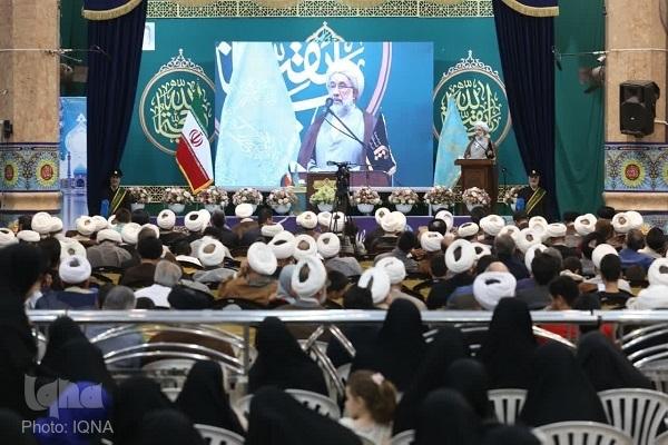 معلمان و عالمان، پیام‌رسانان الهی در عالم هستند