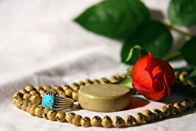 مادر اولین آموزگار نماز در خانه است