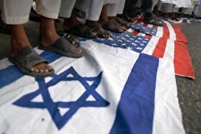 لگد بر پرچم‌های آمریکا و اسرائیل در هیئت‌های همدان