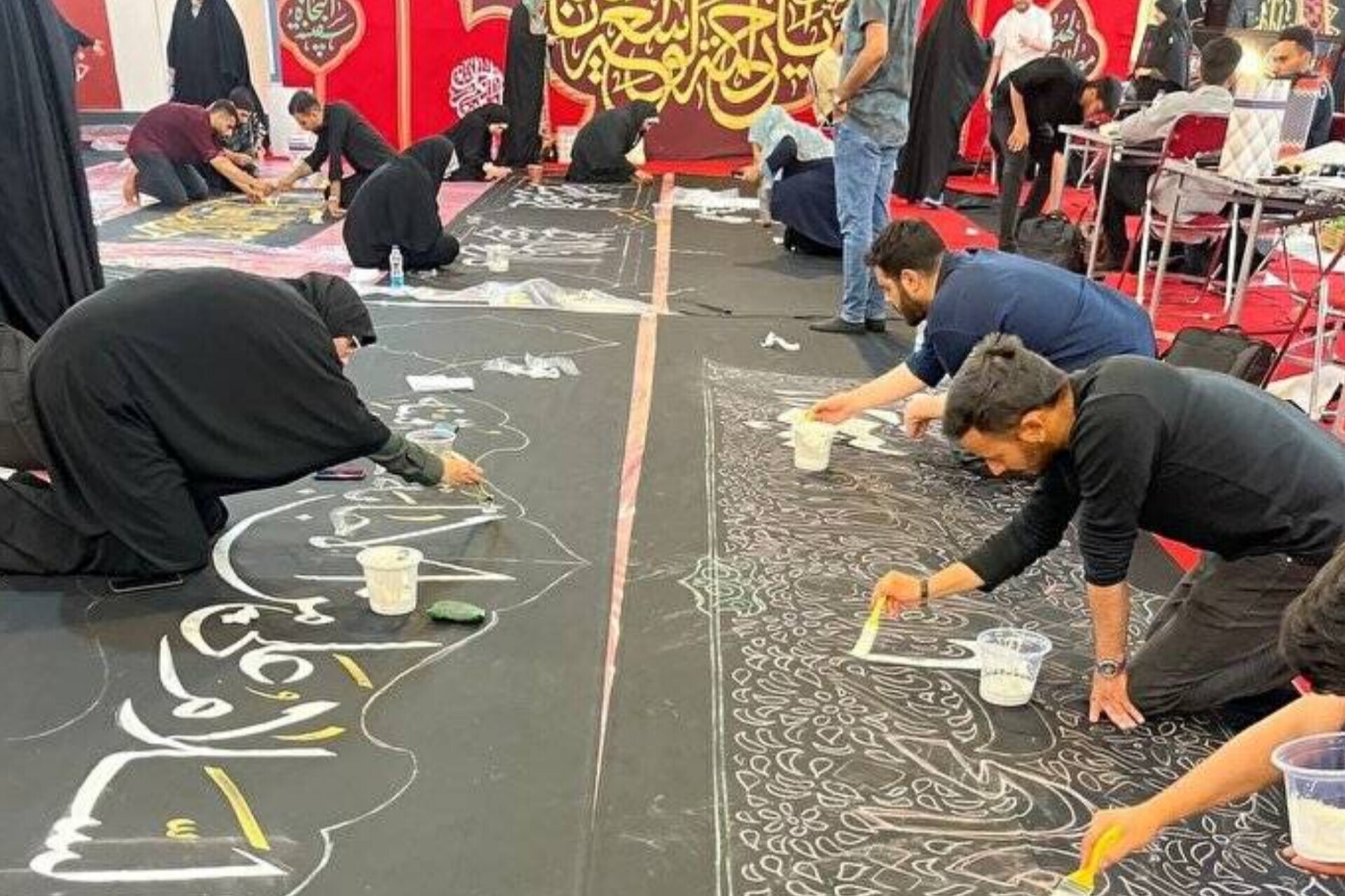 کتیبه‌نویسی به صورت بداهه در مسیر راهپیمایی جاماندگان اربعین حسینی