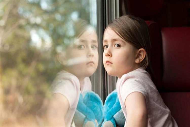 کودکی از پشت پنجره کودکی از پشت پنجره