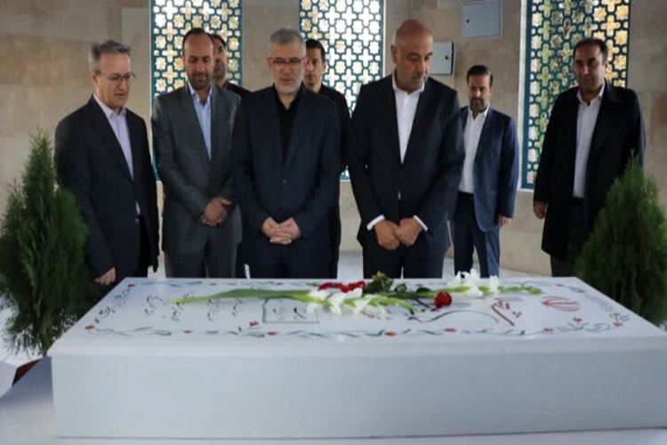 آغاز سفر یکروزه وزیر کار به البرز با ادای احترام به شهدای گمنام آغاز سفر یکروزه وزیر کار به البرز با ادای احترام به شهدای گمنام