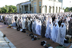 نماز عید فطر در امامزاده محمد و سکینه خاتون کرج