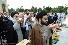 نماز عید فطر در امامزاده محمد و سکینه خاتون کرج