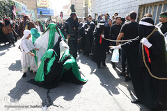 ⁨آئين نمادين حركت كاروان اسرای كربلا