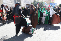 ⁨آئين نمادين حركت كاروان اسرای كربلا