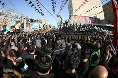 ⁨آئين نمادين حركت كاروان اسرای كربلا