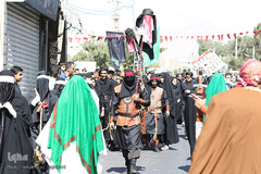 ⁨آئين نمادين حركت كاروان اسرای كربلا