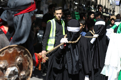 ⁨آئين نمادين حركت كاروان اسرای كربلا