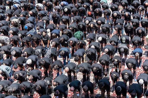 نماز ظهر عاشورا در آستان مقدس امامزادگان محمد (ع) و سکینه خاتون (س) کرج