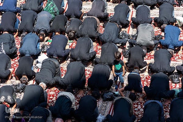 نماز ظهر عاشورا در آستان مقدس امامزادگان محمد (ع) و سکینه خاتون (س) کرج