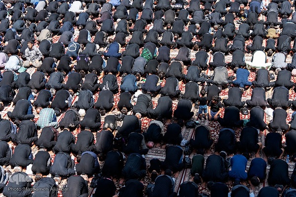 نماز ظهر عاشورا در آستان مقدس امامزادگان محمد (ع) و سکینه خاتون (س) کرج