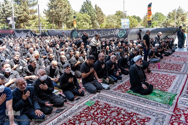 نماز ظهر عاشورا در آستان مقدس امامزادگان محمد (ع) و سکینه خاتون (س) کرج