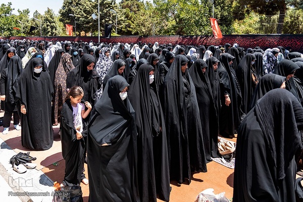 نماز ظهر عاشورا در آستان مقدس امامزادگان محمد (ع) و سکینه خاتون (س) کرج