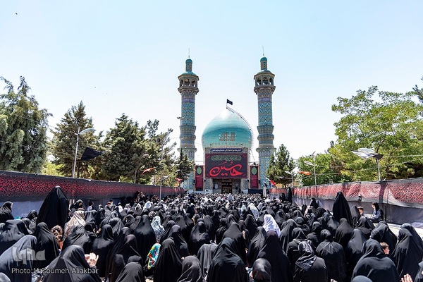 نماز ظهر عاشورا در آستان مقدس امامزادگان محمد (ع) و سکینه خاتون (س) کرج