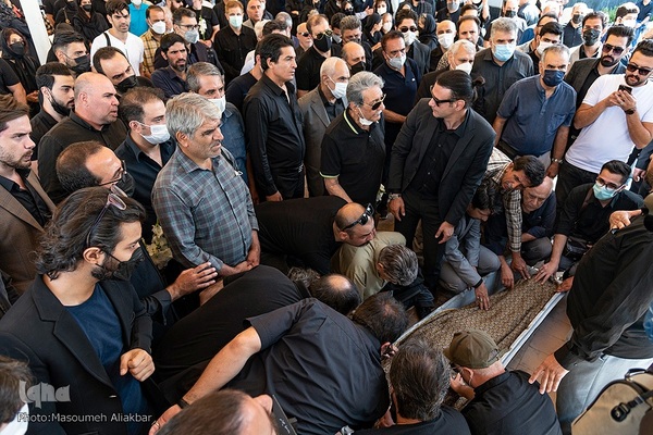 مراسم خاکسپاری پیکر منوچهر اسماعیلی در بهشت سکینه کرج