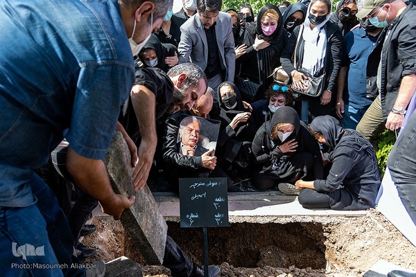 مراسم خاکسپاری پیکر منوچهر اسماعیلی در بهشت سکینه کرج