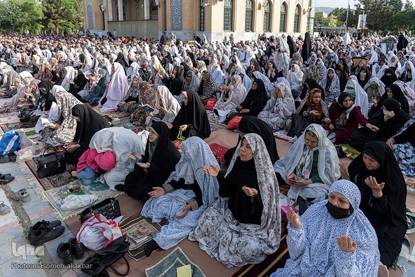 نماز عید سعید فطر در امامزادگان محمد و سکینه خاتون (س) کرج