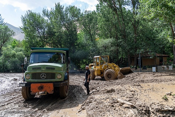 بازدید خبرنگاران از نقاط سیل‌زده جاده چالوس