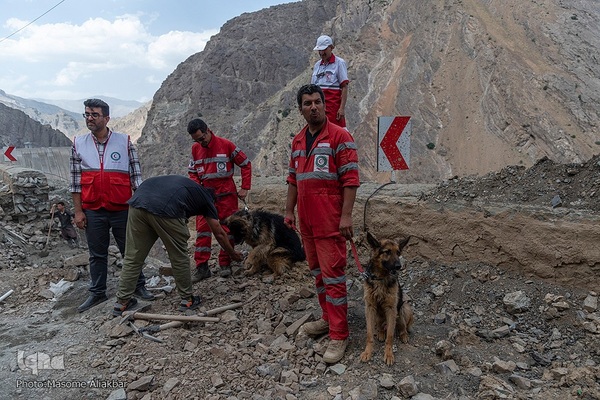 بازدید خبرنگاران از نقاط سیل‌زده جاده چالوس