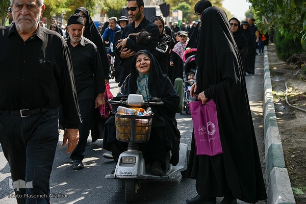 راهپیمایی 10 کیلومتری جاماندگان اربعین حسینی در کرج‎