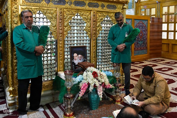 غبارروبی حرم امامزاده طاهر(ع)‎